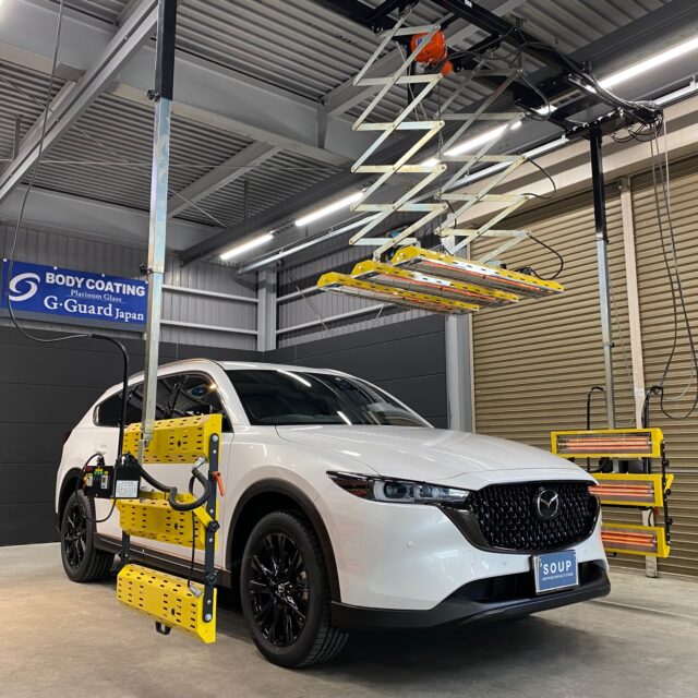 徳島県三好市のお客様の マツダ KG2P CX-8に高耐久のボディガラスコーティングを施工しました。当店は徳島県のコーティング専門店として、カーコーティングサービスやガラスコーティング、ボディコーティングを通じて、車の美しさを長期間維持する最適な方法を提供しています。 熟練の作業員が丁寧にボディ研磨を行い、下地処理を徹底しています。また、遠赤外線ヒーターを使用してコーティングを仕上げることで、コーティング剤の定着を高め、より高品質な仕上がりを実現しています。 コーティング施工により、車の塗装を保護し、新車の輝きを保ちます。 マツダ KG2P CX-8へのカーコーティング施工やボディガラスコーティング施工は、ぜひ当店にお任せください。プロの技術で愛車を美しく保ちます。徳島県で車のコーティングをお考えの方は、当店のコーティング専門家にご相談ください。