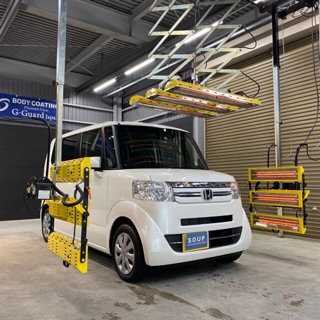 徳島県三好郡のお客様の ホンダ JF1 N-BOXに高耐久のボディガラスコーティングを施工しました。当店は徳島県のコーティング専門店として、カーコーティングサービスやガラスコーティング、ボディコーティングを通じて、車の美しさを長期間維持する最適な方法を提供しています。 熟練の作業員が丁寧にボディ研磨を行い、下地処理を徹底しています。また、遠赤外線ヒーターを使用してコーティングを仕上げることで、コーティング剤の定着を高め、より高品質な仕上がりを実現しています。 コーティング施工により、車の塗装を保護し、新車の輝きを保ちます。 ホンダ JF1 N-BOXへのカーコーティング施工やボディガラスコーティング施工は、ぜひ当店にお任せください。プロの技術で愛車を美しく保ちます。徳島県で車のコーティングをお考えの方は、当店のコーティング専門家にご相談ください。