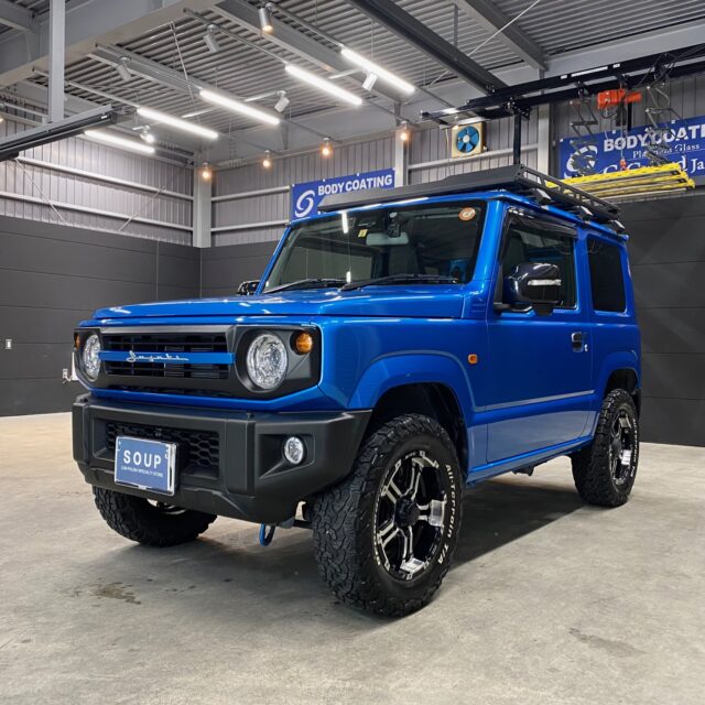 徳島県美馬市のお客様の スズキ JB64 ジムニーにコーティングメンテナンスを施工しました。コーティングのメンテナンスは、 スズキ JB64 ジムニーの美しさを保つために欠かせません。定期的なメンテナンスを行うことで、ボディガラスコーティングの効果を長期間維持し、塗装面を保護します。専用のメンテナンス剤を使用した洗車や、プロによる点検で、コーティング施工の持続性を高めましょう。ガラスコーティングのメンテナンスについてのご相談は、ぜひ当店にお任せください。