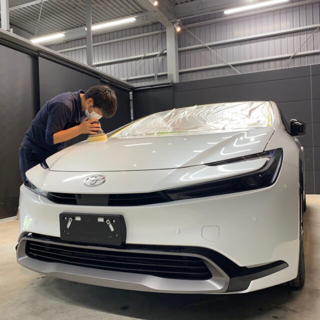 徳島県三好市のお客様の トヨタ MXWH65 プリウスに高耐久のボディガラスコーティングを施工しました。当店は徳島県のコーティング専門店として、カーコーティングサービスやガラスコーティング、ボディコーティングを通じて、車の美しさを長期間維持する最適な方法を提供しています。 熟練の作業員が丁寧にボディ研磨を行い、下地処理を徹底しています。また、遠赤外線ヒーターを使用してコーティングを仕上げることで、コーティング剤の定着を高め、より高品質な仕上がりを実現しています。 コーティング施工により、車の塗装を保護し、新車の輝きを保ちます。 トヨタ MXWH65 プリウスへのカーコーティング施工やボディガラスコーティング施工は、ぜひ当店にお任せください。プロの技術で愛車を美しく保ちます。徳島県で車のコーティングをお考えの方は、当店のコーティング専門家にご相談ください。