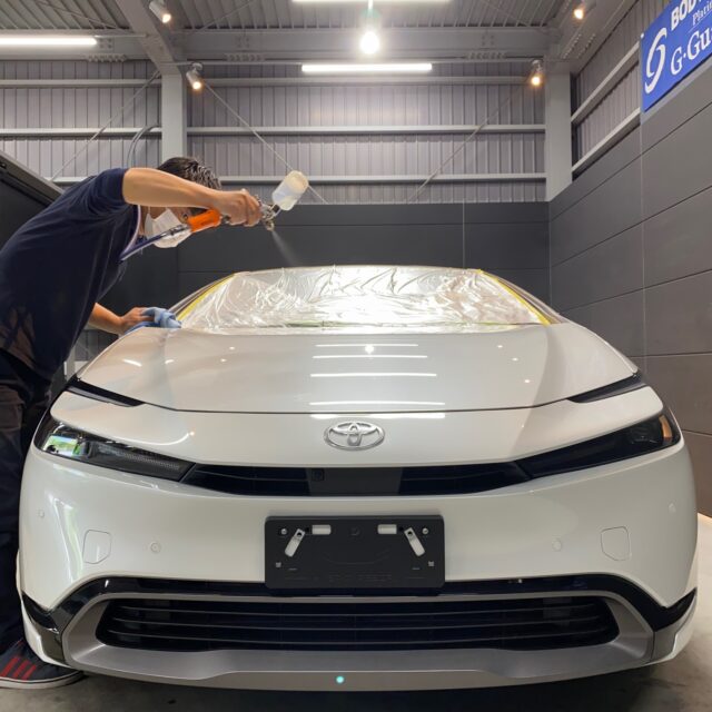 徳島県三好市のお客様の トヨタ MXWH65 プリウスに高耐久のボディガラスコーティングを施工しました。当店は徳島県のコーティング専門店として、カーコーティングサービスやガラスコーティング、ボディコーティングを通じて、車の美しさを長期間維持する最適な方法を提供しています。 熟練の作業員が丁寧にボディ研磨を行い、下地処理を徹底しています。また、遠赤外線ヒーターを使用してコーティングを仕上げることで、コーティング剤の定着を高め、より高品質な仕上がりを実現しています。 コーティング施工により、車の塗装を保護し、新車の輝きを保ちます。 トヨタ MXWH65 プリウスへのカーコーティング施工やボディガラスコーティング施工は、ぜひ当店にお任せください。プロの技術で愛車を美しく保ちます。徳島県で車のコーティングをお考えの方は、当店のコーティング専門家にご相談ください。