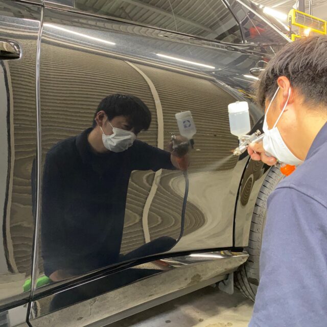 アリア部分C① - 徳島のガラスコーティング・セラミックコーティング専門店 スープ 徳島県徳島市のお客様の ニッサン FE0 アリアに高耐久のボディガラスコーティングを施工しました。当店は徳島県のコーティング専門店として、カーコーティングサービスやガラスコーティング、ボディコーティングを通じて、車の美しさを長期間維持する最適な方法を提供しています。 熟練の作業員が丁寧にボディ研磨を行い、下地処理を徹底しています。また、遠赤外線ヒーターを使用してコーティングを仕上げることで、コーティング剤の定着を高め、より高品質な仕上がりを実現しています。 コーティング施工により、車の塗装を保護し、新車の輝きを保ちます。 ニッサン FE0 アリアへのカーコーティング施工やボディガラスコーティング施工は、ぜひ当店にお任せください。プロの技術で愛車を美しく保ちます。徳島県で車のコーティングをお考えの方は、当店のコーティング専門家にご相談ください。