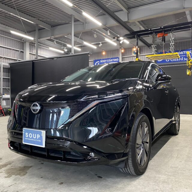 アリア部分C④ - 徳島のガラスコーティング・セラミックコーティング専門店 スープ 徳島県徳島市のお客様の ニッサン FE0 アリアに高耐久のボディガラスコーティングを施工しました。当店は徳島県のコーティング専門店として、カーコーティングサービスやガラスコーティング、ボディコーティングを通じて、車の美しさを長期間維持する最適な方法を提供しています。 熟練の作業員が丁寧にボディ研磨を行い、下地処理を徹底しています。また、遠赤外線ヒーターを使用してコーティングを仕上げることで、コーティング剤の定着を高め、より高品質な仕上がりを実現しています。 コーティング施工により、車の塗装を保護し、新車の輝きを保ちます。 ニッサン FE0 アリアへのカーコーティング施工やボディガラスコーティング施工は、ぜひ当店にお任せください。プロの技術で愛車を美しく保ちます。徳島県で車のコーティングをお考えの方は、当店のコーティング専門家にご相談ください。