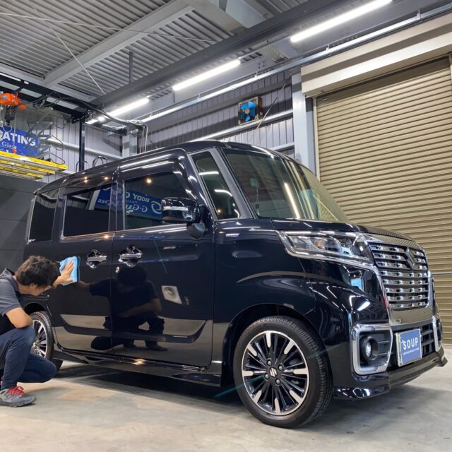 徳島県美馬市のお客様の スズキ MK53S スペーシアカスタムにコーティングメンテナンスを施工しました。コーティングのメンテナンスは、 スズキ MK53S スペーシアカスタムの美しさを保つために欠かせません。定期的なメンテナンスを行うことで、ボディガラスコーティングの効果を長期間維持し、塗装面を保護します。専用のメンテナンス剤を使用した洗車や、プロによる点検で、コーティング施工の持続性を高めましょう。ガラスコーティングのメンテナンスについてのご相談は、ぜひ当店にお任せください。