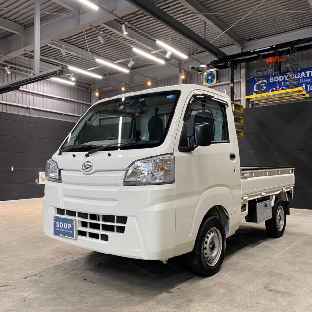 徳島県三好郡のお客様の ダイハツ S510P ハイゼットトラックに高耐久のボディガラスコーティングを施工しました。当店は徳島県のコーティング専門店として、カーコーティングサービスやガラスコーティング、ボディコーティングを通じて、車の美しさを長期間維持する最適な方法を提供しています。 熟練の作業員が丁寧にボディ研磨を行い、下地処理を徹底しています。また、遠赤外線ヒーターを使用してコーティングを仕上げることで、コーティング剤の定着を高め、より高品質な仕上がりを実現しています。 コーティング施工により、車の塗装を保護し、新車の輝きを保ちます。 ダイハツ S510P ハイゼットトラックへのカーコーティング施工やボディガラスコーティング施工は、ぜひ当店にお任せください。プロの技術で愛車を美しく保ちます。徳島県で車のコーティングをお考えの方は、当店のコーティング専門家にご相談ください。