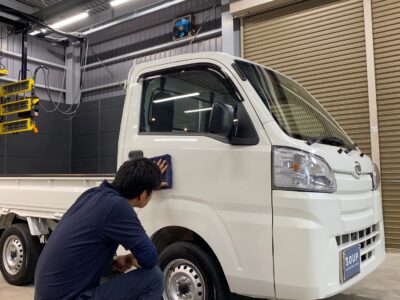 徳島県三好郡のお客様の ダイハツ S510P ハイゼットトラックに高耐久のボディガラスコーティングを施工しました。当店は徳島県のコーティング専門店として、カーコーティングサービスやガラスコーティング、ボディコーティングを通じて、車の美しさを長期間維持する最適な方法を提供しています。 熟練の作業員が丁寧にボディ研磨を行い、下地処理を徹底しています。また、遠赤外線ヒーターを使用してコーティングを仕上げることで、コーティング剤の定着を高め、より高品質な仕上がりを実現しています。 コーティング施工により、車の塗装を保護し、新車の輝きを保ちます。 ダイハツ S510P ハイゼットトラックへのカーコーティング施工やボディガラスコーティング施工は、ぜひ当店にお任せください。プロの技術で愛車を美しく保ちます。徳島県で車のコーティングをお考えの方は、当店のコーティング専門家にご相談ください。
