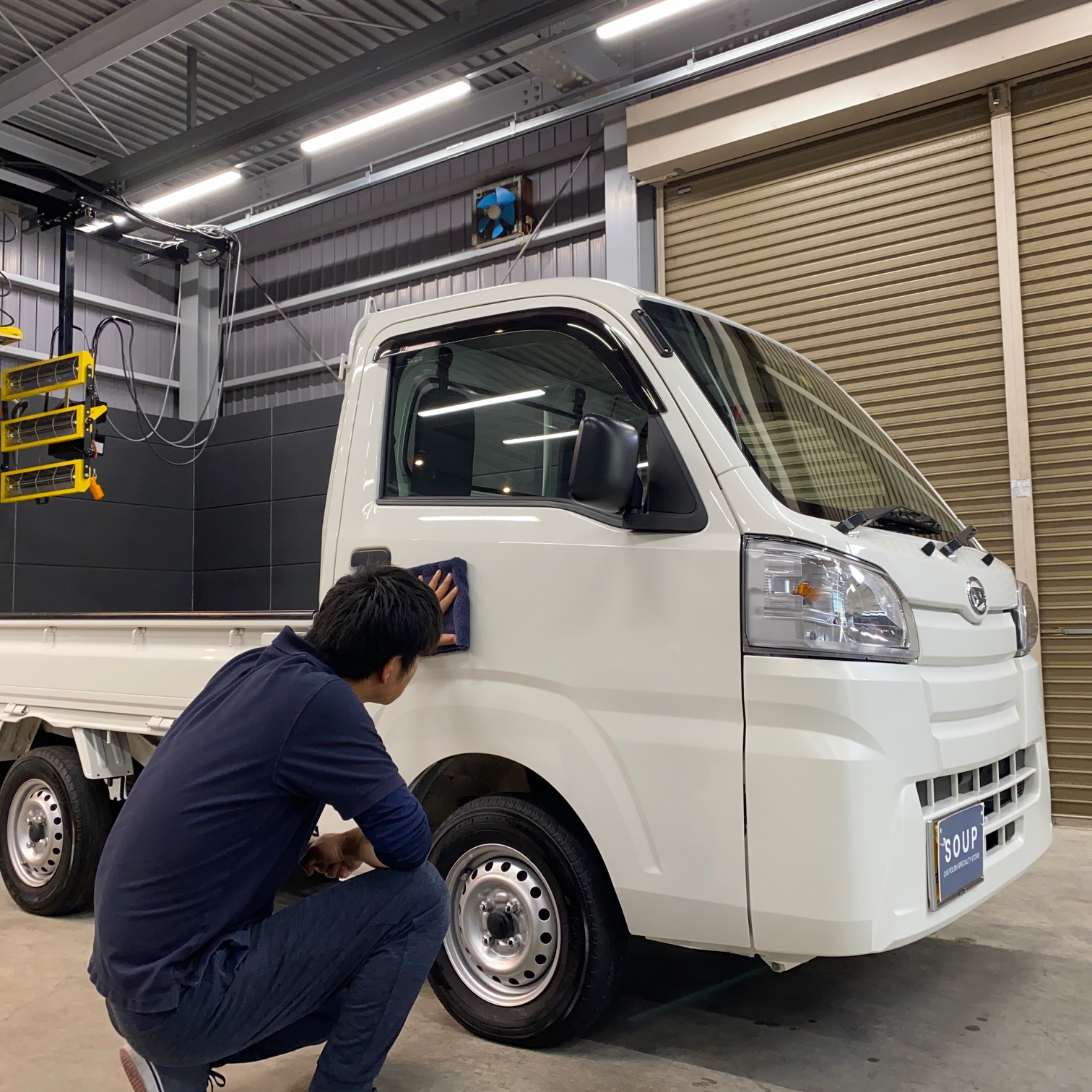 徳島県三好郡のお客様の ダイハツ S510P ハイゼットトラックに高耐久のボディガラスコーティングを施工しました。当店は徳島県のコーティング専門店として、カーコーティングサービスやガラスコーティング、ボディコーティングを通じて、車の美しさを長期間維持する最適な方法を提供しています。 熟練の作業員が丁寧にボディ研磨を行い、下地処理を徹底しています。また、遠赤外線ヒーターを使用してコーティングを仕上げることで、コーティング剤の定着を高め、より高品質な仕上がりを実現しています。 コーティング施工により、車の塗装を保護し、新車の輝きを保ちます。 ダイハツ S510P ハイゼットトラックへのカーコーティング施工やボディガラスコーティング施工は、ぜひ当店にお任せください。プロの技術で愛車を美しく保ちます。徳島県で車のコーティングをお考えの方は、当店のコーティング専門家にご相談ください。