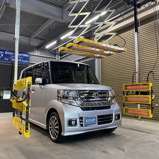 徳島県三好郡のお客様のホンダ JF2 N-BOXに高耐久のボディガラスコーティングを施工しました。当店は徳島県のコーティング専門店として、カーコーティングサービスやガラスコーティング、ボディコーティングを通じて、車の美しさを長期間維持する最適な方法を提供しています。 熟練の作業員が丁寧にボディ研磨を行い、下地処理を徹底しています。また、遠赤外線ヒーターを使用してコーティングを仕上げることで、コーティング剤の定着を高め、より高品質な仕上がりを実現しています。 コーティング施工により、車の塗装を保護し、新車の輝きを保ちます。 ホンダ JF2 N-BOXへのカーコーティング施工やボディガラスコーティング施工は、ぜひ当店にお任せください。プロの技術で愛車を美しく保ちます。徳島県で車のコーティングをお考えの方は、当店のコーティング専門家にご相談ください。
