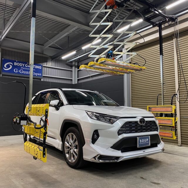 徳島県鳴門市のお客様の トヨタ ZVW51 RAV4に高耐久のボディガラスコーティングを施工しました。当店は徳島県のコーティング専門店として、カーコーティングサービスやガラスコーティング、ボディコーティングを通じて、車の美しさを長期間維持する最適な方法を提供しています。 熟練の作業員が丁寧にボディ研磨を行い、下地処理を徹底しています。また、遠赤外線ヒーターを使用してコーティングを仕上げることで、コーティング剤の定着を高め、より高品質な仕上がりを実現しています。 コーティング施工により、車の塗装を保護し、新車の輝きを保ちます。 トヨタ ZVW51 RAV4へのカーコーティング施工やボディガラスコーティング施工は、ぜひ当店にお任せください。プロの技術で愛車を美しく保ちます。徳島県で車のコーティングをお考えの方は、当店のコーティング専門家にご相談ください。