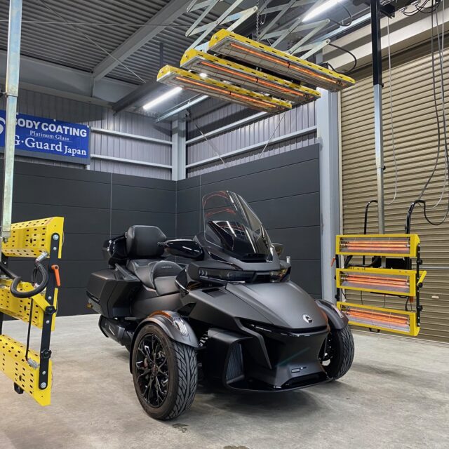 徳島県三好市のお客様の BRP カンナムスパイダーRTに高耐久のバイクガラスコーティングを施工しました。当店は徳島県のコーティング専門店として、バイクコーティングサービスやガラスコーティング、ボディコーティングを通じて、オートバイの美しさを長期間維持する最適な方法を提供しています。 熟練の作業員が丁寧にボディ研磨を行い、下地処理を徹底しています。また、遠赤外線ヒーターを使用してコーティングを仕上げることで、コーティング剤の定着を高め、より高品質な仕上がりを実現しています。 コーティング施工により、バイクの塗装を保護し、新車の輝きを保ちます。 BRP カンナムスパイダーRTへのバイクコーティング施工やボディガラスコーティング施工は、ぜひ当店にお任せください。プロの技術で愛車を美しく保ちます。徳島県でオートバイのコーティングをお考えの方は、当店のコーティング専門家にご相談ください。