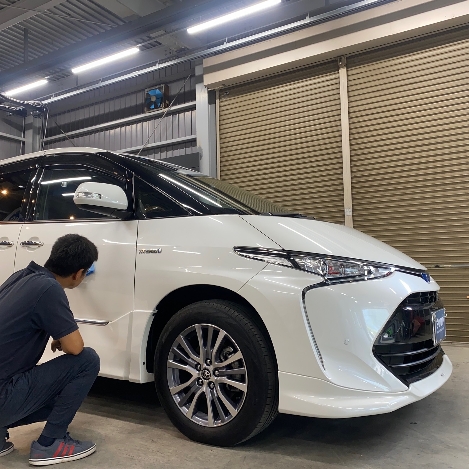 徳島県吉野川市のお客様のトヨタ AHR20 エスティマ HYBRIDに高耐久のボディガラスコーティングを施工しました。当店は徳島県のコーティング専門店として、カーコーティングサービスやガラスコーティング、ボディコーティングを通じて、車の美しさを長期間維持する最適な方法を提供しています。コーティング施工により、車の塗装を保護し、新車の輝きを保ちます。 トヨタ AHR20 エスティマ HYBRIDへのカーコーティング施工やボディガラスコーティング施工は、ぜひ当店にお任せください。プロの技術で愛車を美しく保ちます。徳島県で車のコーティングをお考えの方は、当店のコーティング専門家にご相談ください。