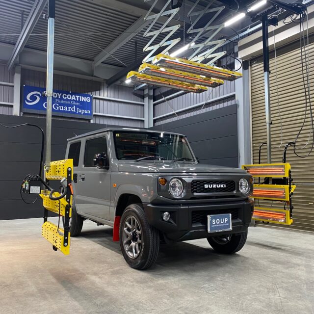 徳島県三好郡のお客様のスズキ JB64 ジムニー に高耐久のボディガラスコーティングを施工しました。当店は徳島県のコーティング専門店として、カーコーティングサービスやガラスコーティング、ボディコーティングを通じて、車の美しさを長期間維持する最適な方法を提供しています。コーティング施工により、車の塗装を保護し、新車の輝きを保ちます。 スズキ JB64 ジムニーへのカーコーティング施工やボディガラスコーティング施工は、ぜひ当店にお任せください。プロの技術で愛車を美しく保ちます。徳島県で車のコーティングをお考えの方は、当店のコーティング専門家にご相談ください。