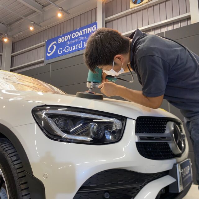 徳島県三好郡のお客様の メルセデスベンツ GLC350eに高耐久のボディガラスコーティングを施工しました。当店は徳島県のコーティング専門店として、カーコーティングサービスやガラスコーティング、ボディコーティングを通じて、車の美しさを長期間維持する最適な方法を提供しています。コーティング施工により、車の塗装を保護し、新車の輝きを保ちます。 メルセデスベンツ GLC350eへのカーコーティング施工やボディガラスコーティング施工は、ぜひ当店にお任せください。プロの技術で愛車を美しく保ちます。徳島県で車のコーティングをお考えの方は、当店のコーティング専門家にご相談ください。