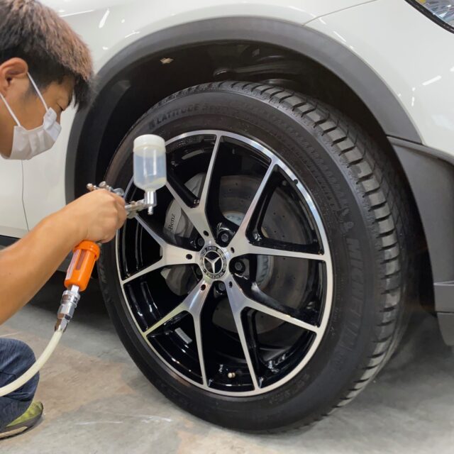 徳島県三好郡のお客様の メルセデスベンツ GLC350eに高耐久のボディガラスコーティングを施工しました。当店は徳島県のコーティング専門店として、カーコーティングサービスやガラスコーティング、ボディコーティングを通じて、車の美しさを長期間維持する最適な方法を提供しています。コーティング施工により、車の塗装を保護し、新車の輝きを保ちます。 メルセデスベンツ GLC350eへのカーコーティング施工やボディガラスコーティング施工は、ぜひ当店にお任せください。プロの技術で愛車を美しく保ちます。徳島県で車のコーティングをお考えの方は、当店のコーティング専門家にご相談ください。