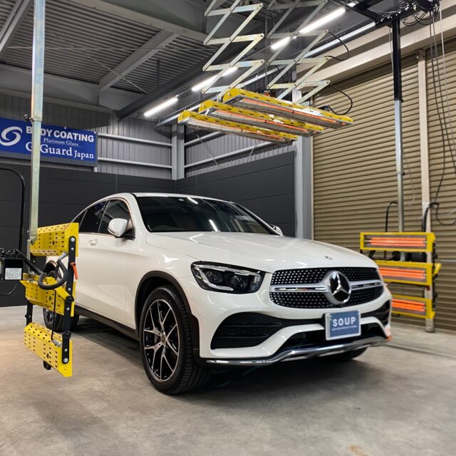 徳島県三好郡のお客様の メルセデスベンツ GLC350eに高耐久のボディガラスコーティングを施工しました。当店は徳島県のコーティング専門店として、カーコーティングサービスやガラスコーティング、ボディコーティングを通じて、車の美しさを長期間維持する最適な方法を提供しています。コーティング施工により、車の塗装を保護し、新車の輝きを保ちます。 メルセデスベンツ GLC350eへのカーコーティング施工やボディガラスコーティング施工は、ぜひ当店にお任せください。プロの技術で愛車を美しく保ちます。徳島県で車のコーティングをお考えの方は、当店のコーティング専門家にご相談ください。