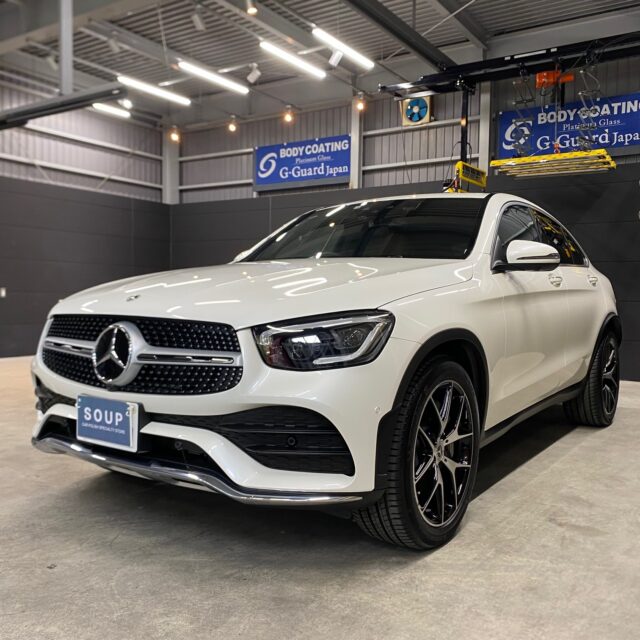 徳島県三好郡のお客様の メルセデスベンツ GLC350eに高耐久のボディガラスコーティングを施工しました。当店は徳島県のコーティング専門店として、カーコーティングサービスやガラスコーティング、ボディコーティングを通じて、車の美しさを長期間維持する最適な方法を提供しています。コーティング施工により、車の塗装を保護し、新車の輝きを保ちます。 メルセデスベンツ GLC350eへのカーコーティング施工やボディガラスコーティング施工は、ぜひ当店にお任せください。プロの技術で愛車を美しく保ちます。徳島県で車のコーティングをお考えの方は、当店のコーティング専門家にご相談ください。