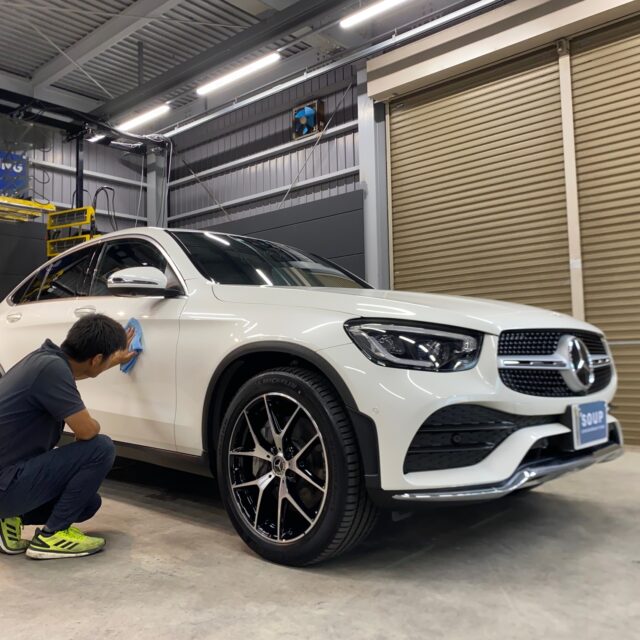 徳島県三好郡のお客様の メルセデスベンツ GLC350eに高耐久のボディガラスコーティングを施工しました。当店は徳島県のコーティング専門店として、カーコーティングサービスやガラスコーティング、ボディコーティングを通じて、車の美しさを長期間維持する最適な方法を提供しています。コーティング施工により、車の塗装を保護し、新車の輝きを保ちます。 メルセデスベンツ GLC350eへのカーコーティング施工やボディガラスコーティング施工は、ぜひ当店にお任せください。プロの技術で愛車を美しく保ちます。徳島県で車のコーティングをお考えの方は、当店のコーティング専門家にご相談ください。