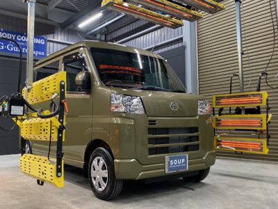 徳島県美馬市のお客様のダイハツ ハイゼット デッキバンに高耐久のボディガラスコーティングを施工しました。当店のカーコーティングサービスは、ガラスコーティングやボディコーティングなど、車の美しさを長期間維持するための最適な方法です。コーティング施工により、車の塗装を保護し、新車の輝きを保ちます。 ダイハツ ハイゼット デッキバンへのカーコーティング施工やボディガラスコーティング施工は、ぜひ当店にお任せください。プロの技術で愛車を美しく保ちます。