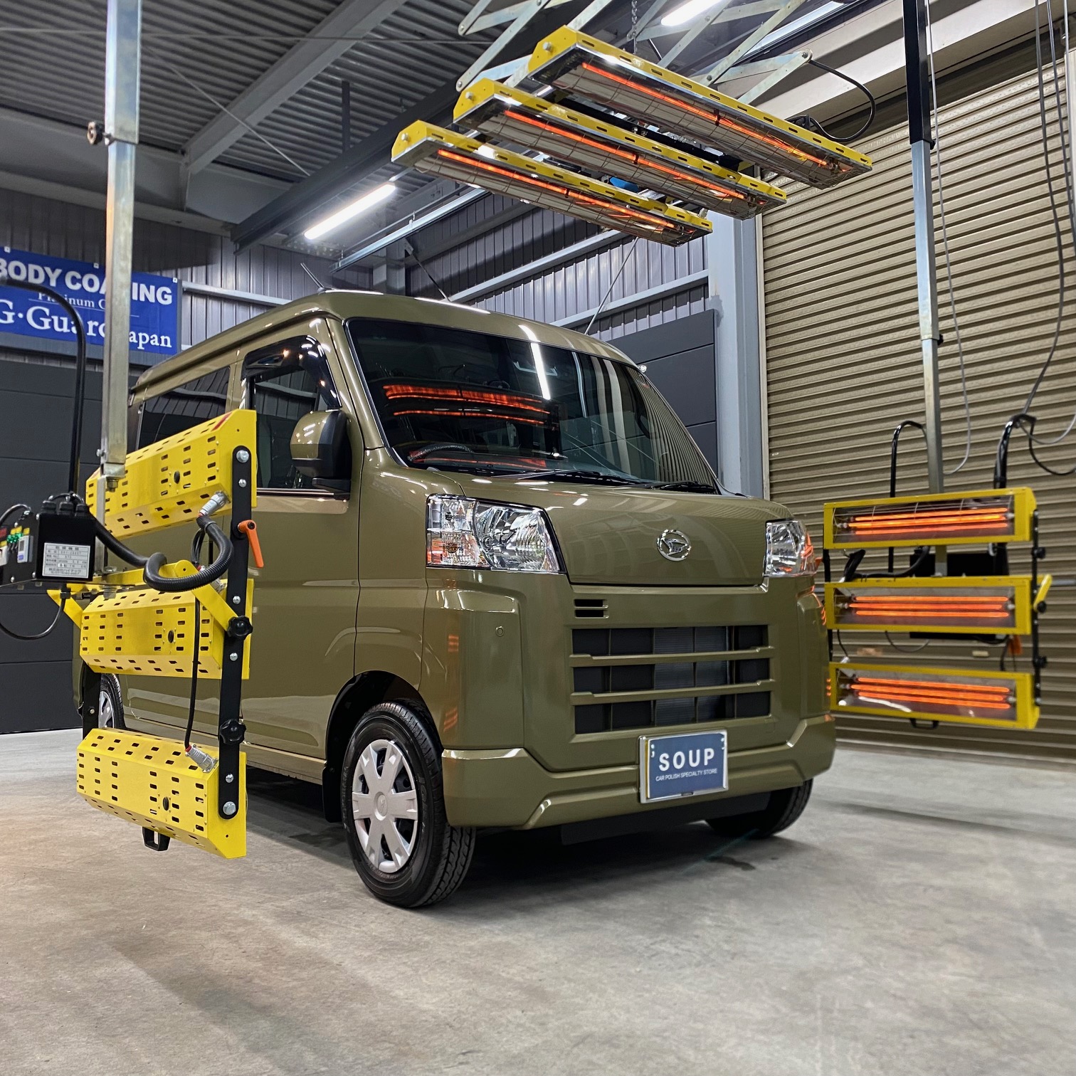 徳島県美馬市のお客様のダイハツ ハイゼット デッキバンに高耐久のボディガラスコーティングを施工しました。当店のカーコーティングサービスは、ガラスコーティングやボディコーティングなど、車の美しさを長期間維持するための最適な方法です。コーティング施工により、車の塗装を保護し、新車の輝きを保ちます。 ダイハツ ハイゼット デッキバンへのカーコーティング施工やボディガラスコーティング施工は、ぜひ当店にお任せください。プロの技術で愛車を美しく保ちます。