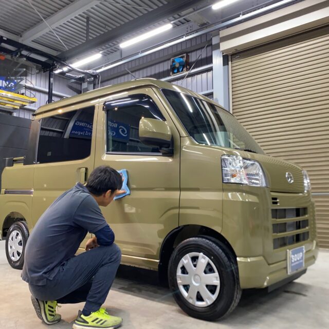 徳島県美馬市のお客様のダイハツ ハイゼット デッキバンに高耐久のボディガラスコーティングを施工しました。当店のカーコーティングサービスは、ガラスコーティングやボディコーティングなど、車の美しさを長期間維持するための最適な方法です。コーティング施工により、車の塗装を保護し、新車の輝きを保ちます。 ダイハツ ハイゼット デッキバンへのカーコーティング施工やボディガラスコーティング施工は、ぜひ当店にお任せください。プロの技術で愛車を美しく保ちます。
