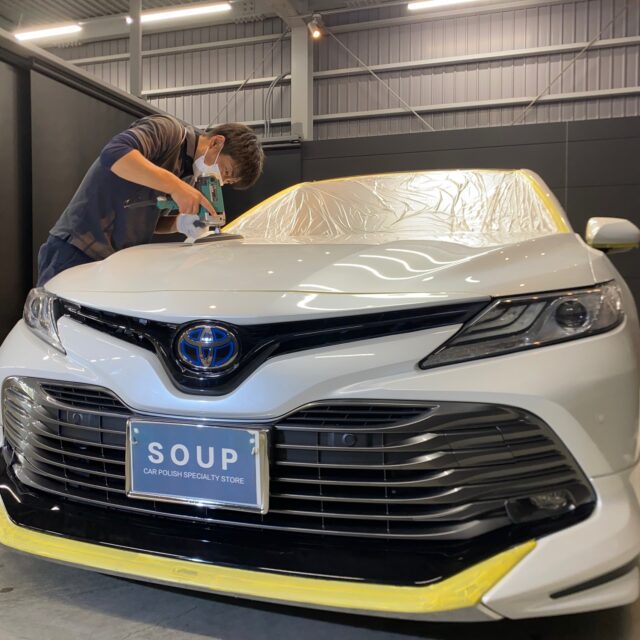 徳島県三好郡のお客様のトヨタ XV70 カムリに耐久性の高いボディガラスコーティングとホイールコーティングとハイウェイガードを施工しました。