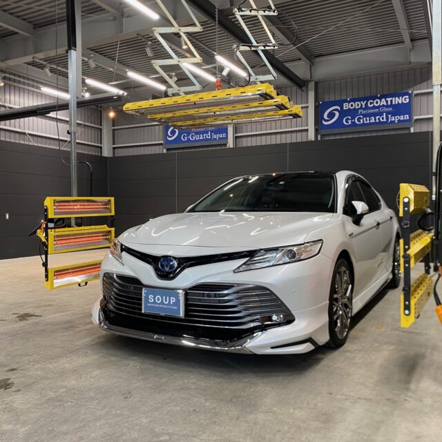 徳島県三好郡のお客様のトヨタ XV70 カムリに耐久性の高いボディガラスコーティングとホイールコーティングとハイウェイガードを施工しました。