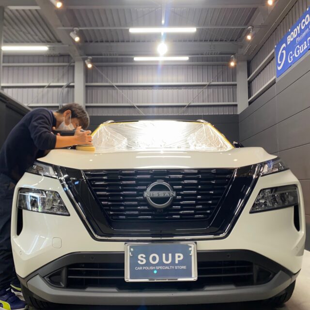 徳島県三好郡のお客様の新車ニッサン T33 エクストレイルに耐久性の高いボディガラスコーティングとホイールコーティングとハイウェイガードを施工しました。