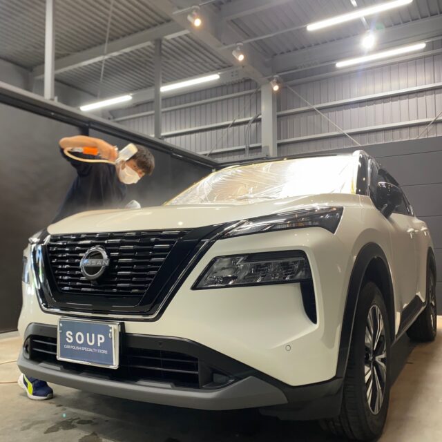 徳島県三好郡のお客様の新車ニッサン T33 エクストレイルに耐久性の高いボディガラスコーティングとホイールコーティングとハイウェイガードを施工しました。