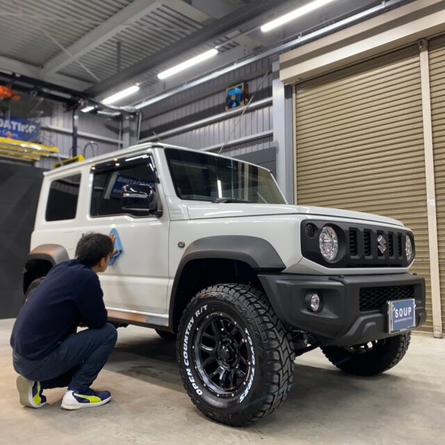 徳島県美馬市のお客様の新車スズキ JB74 ジムニーシエラ に高耐久なボディガラスコーティングとホイールコーティングを施工しました。