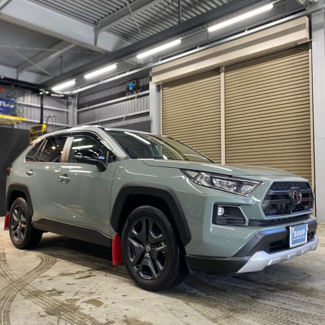 徳島県鳴門市のお客様のトヨタ AXAH54 RAV4 アドベンチャーにコーティングメンテナンスを施工しました。アーバンカーキの発色が復活しました。