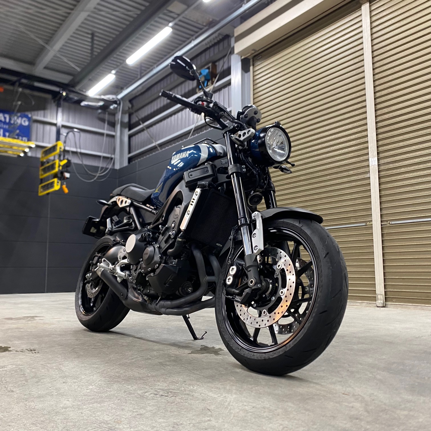 RN46J XSR900 に高品質で高耐久なバイクコーティングを施工しました。エンジン、マフラー、ホイールにもコーティングしました。