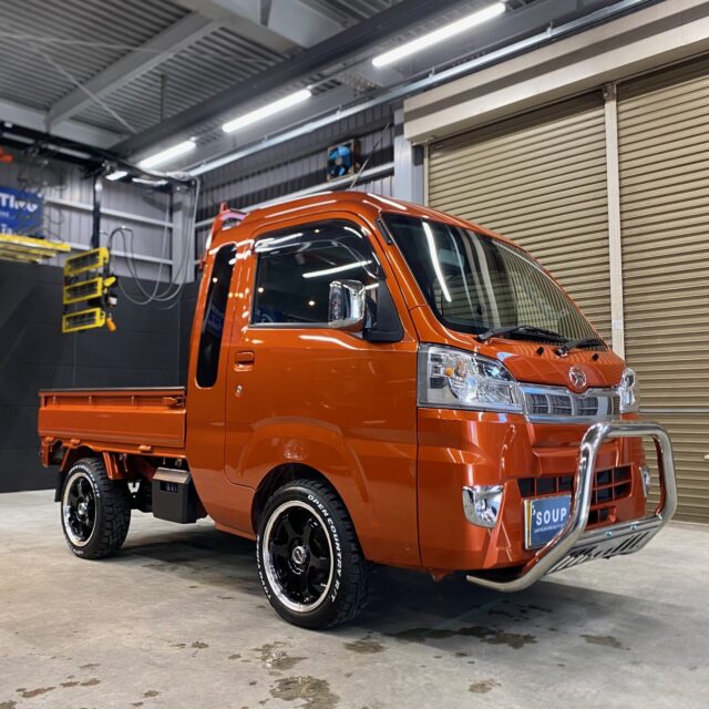 徳島県三好郡のお客様の ダイハツ S510P ハイゼットトラック ジャンボ に高品質・高耐久のボディガラスコーティングを施工しました。荷台も完全コーティング済みです。