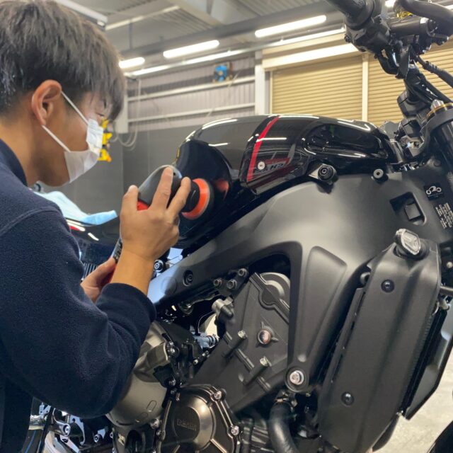 徳島県海部郡のお客様のヤマハ XSR900 に高品質・高耐久のバイクコーティングを施工しました。エンジン、マフラー、ホイールにもコーティングしています。