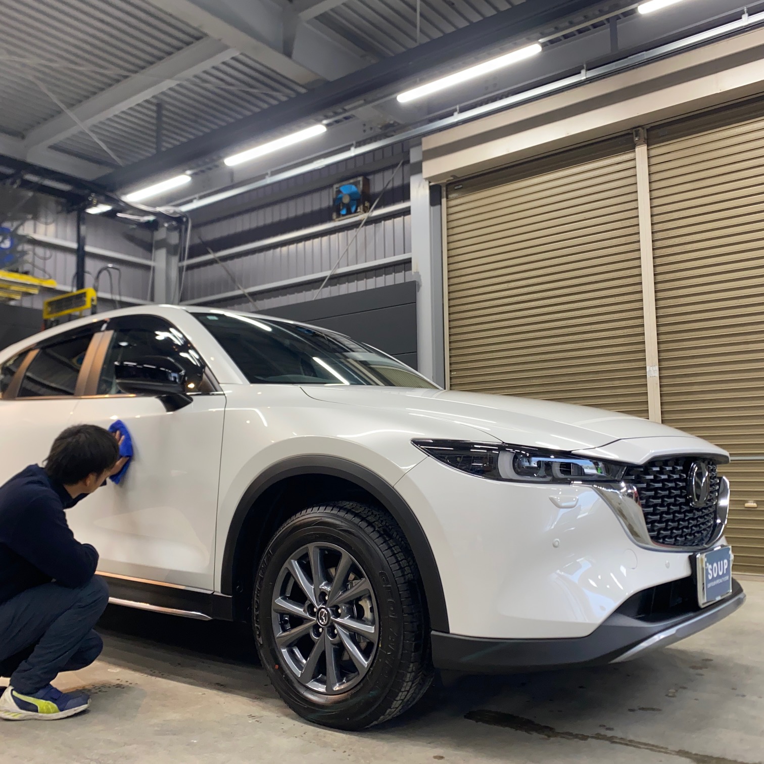 香川県三豊市のお客様の新車マツダ KF2P CX-5 に高品質なボディガラスコーティングを施工しました。