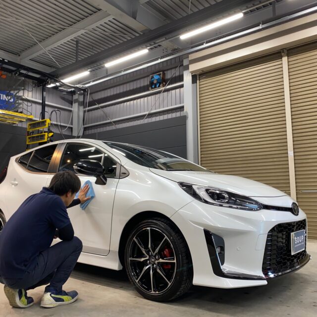 徳島県吉野川市のお客様の新車トヨタ MXPK11 アクアGRスポーツに最高級のボディガラスコーティングを施工しました。遠赤外線ヒーターとボディ研磨でコーティングの定着の向上と維持につながります。
