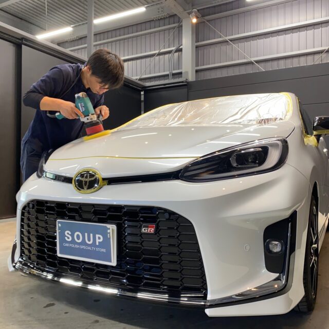 徳島県吉野川市のお客様の新車トヨタ MXPK11 アクアGRスポーツに最高級のボディガラスコーティングを施工しました。遠赤外線ヒーターとボディ研磨でコーティングの定着の向上と維持につながります。
