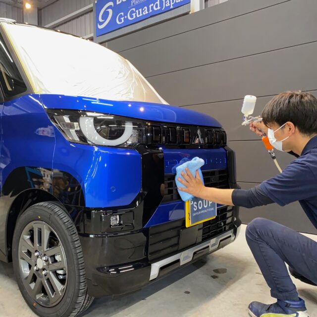 徳島県美馬郡のお客様の新車ミツビシ B38A デリカミニ に高品質のボディガラスコーティングを施工しました。ライトニングブルーマイカの発色がさらに増しました。