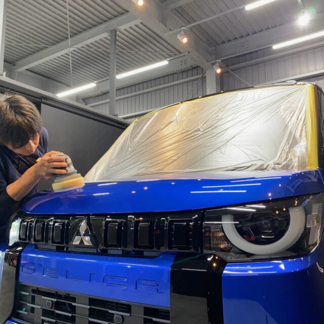 徳島県美馬郡のお客様の新車ミツビシ B38A デリカミニ に高品質のボディガラスコーティングを施工しました。ライトニングブルーマイカの発色がさらに増しました。