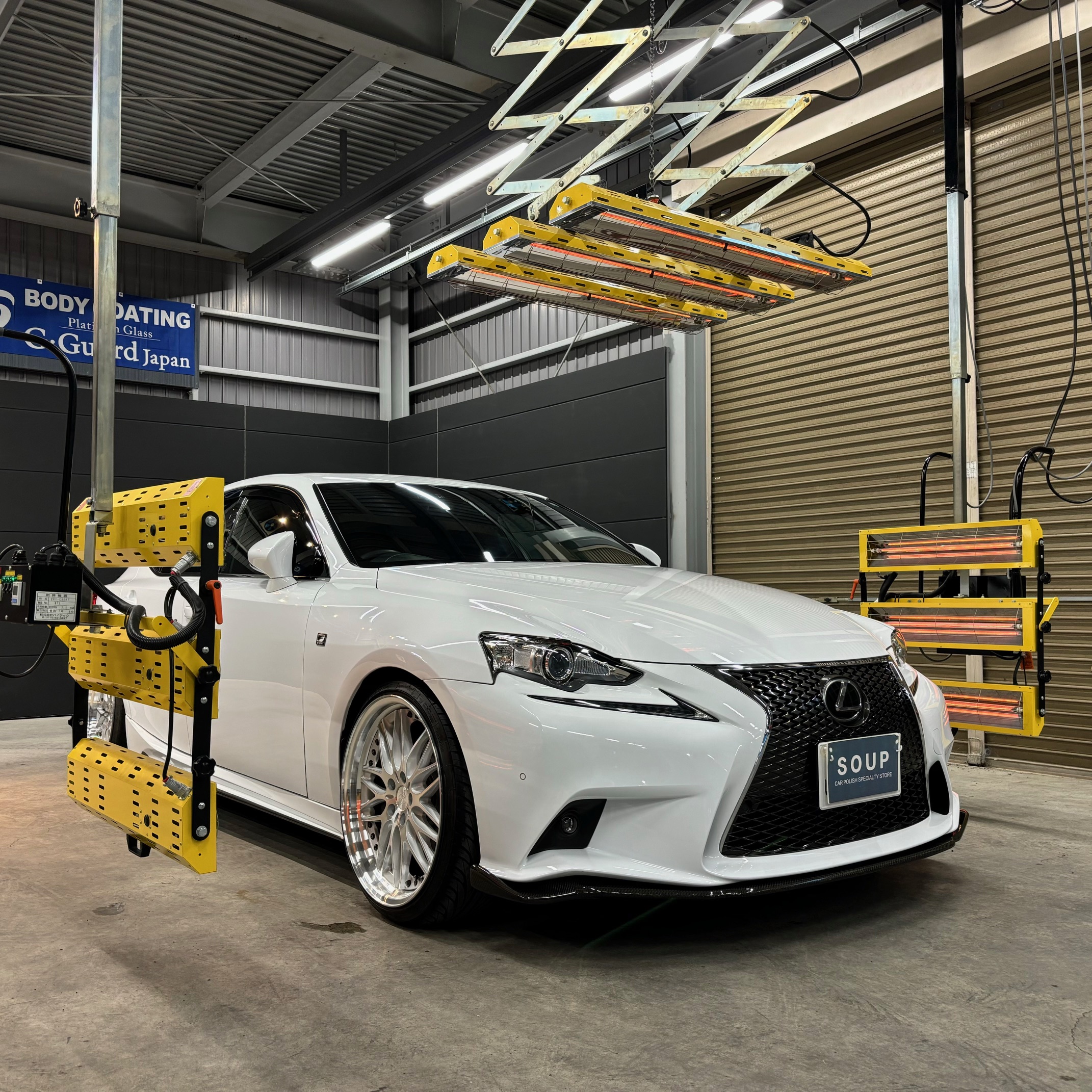 徳島県美馬郡のお客様のレクサス GSE31 IS350Fsport に高品質なボディコーティングを施工しました。ホイールコートも同時に施工しています。