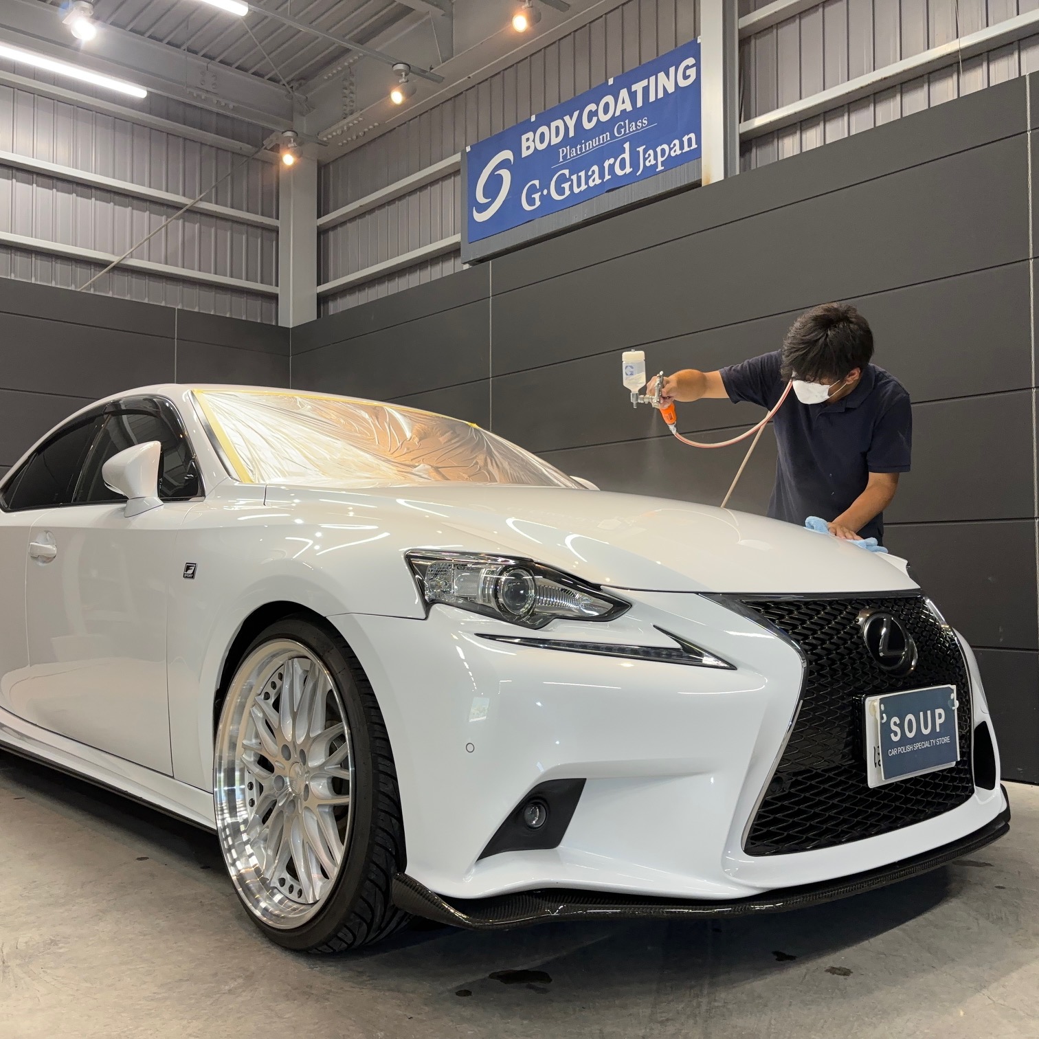 徳島県美馬郡のお客様のレクサス GSE31 IS350Fsport に高品質なボディコーティングを施工しました。ホイールコートも同時に施工しています。