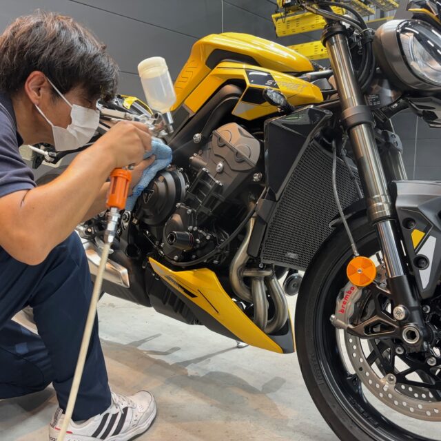 徳島県徳島市のお客様のトライアンフ ストリートトリプルRSにバイクコーティングを施工しました。耐熱コーティングなのでエンジンやマフラーにも施工できます。