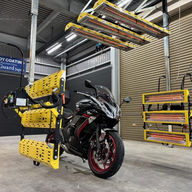 EX400E⑨ - 徳島のガラスコーティング・セラミックコーティング専門店 スープ 徳島県三好郡のお客様のカワサキ EX400E Ninjaに高耐久のセラミックコーティングを施工しました。当店は徳島県のコーティング専門店として、バイクコーティングサービスやガラスコーティング、セラミックコーティングを通じて、オートバイの美しさを長期間維持する最適な方法を提供しています。 熟練の作業員が丁寧にボディ研磨を行い、下地処理を徹底しています。また、遠赤外線ヒーターを使用してコーティングを仕上げることで、コーティング剤の定着を高め、より高品質な仕上がりを実現しています。 コーティング施工により、バイクの塗装を保護し、新車の輝きを保ちます。 カワサキ EX400E Ninjaへのバイクコーティング施工やセラミックコーティング施工は、ぜひ当店にお任せください。プロの技術で愛車を美しく保ちます。徳島県でバイクのコーティングをお考えの方は、当店のコーティング専門家にご相談ください。