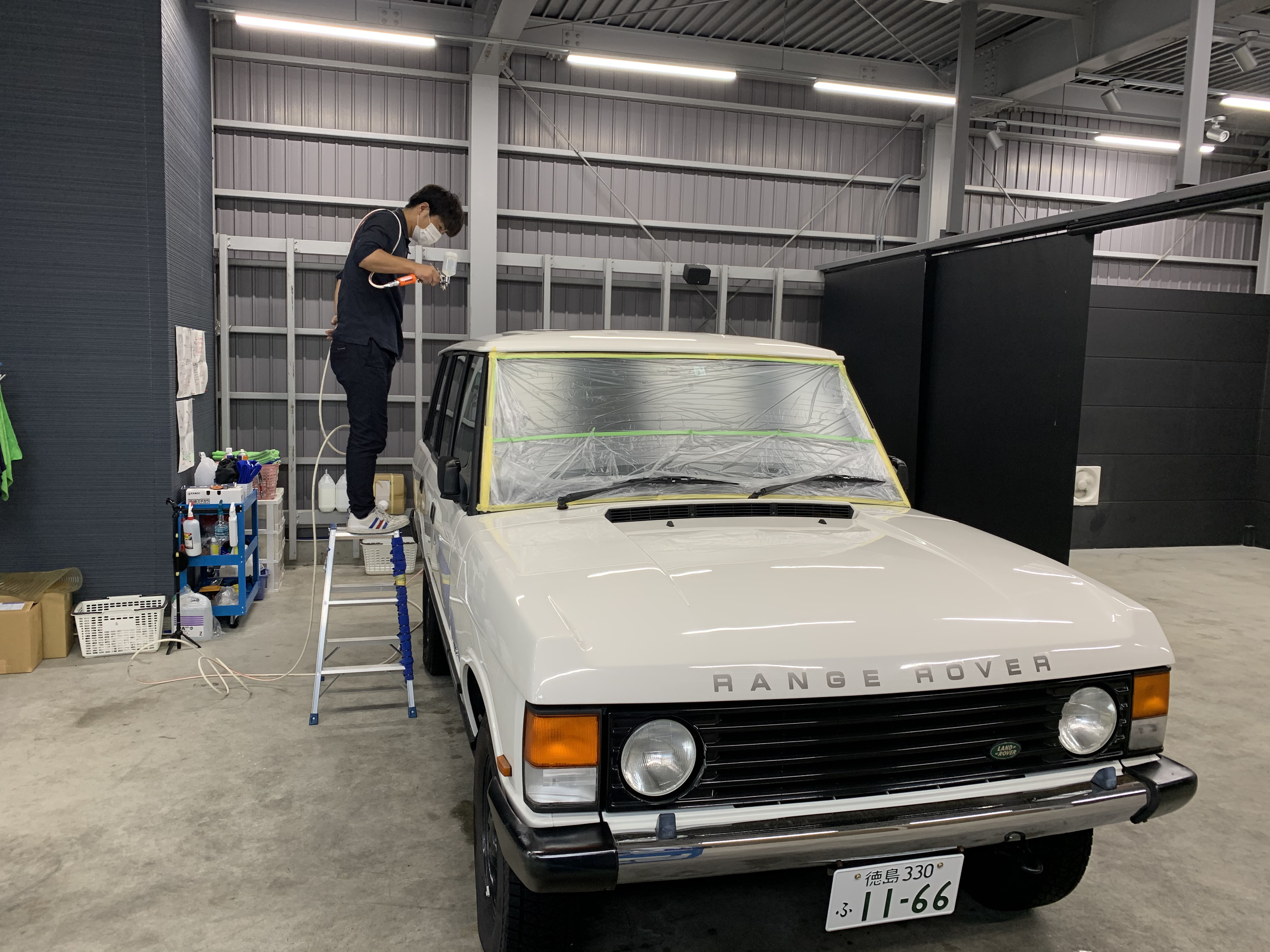クラシックレンジローバーにセラミックコーティングを施工しました。徳島県のカーコーティング専門店SOUPでは遠赤外線ヒーターを使用してコーティング被膜を強力に硬化させています。