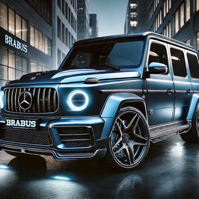 夜の高級都市を背景に、サテンブルーのMercedes G800 BRABUSインスパイアSUVが輝く。ワイドボディスタイル、大型BRABUSリム、力強いフロントグリルを備え、セラミックコーティングにより深みのあるブルーが際立つ。洗練された都会の光がボディに映り込み、プレミアムなカスタムデザインが強調されている。