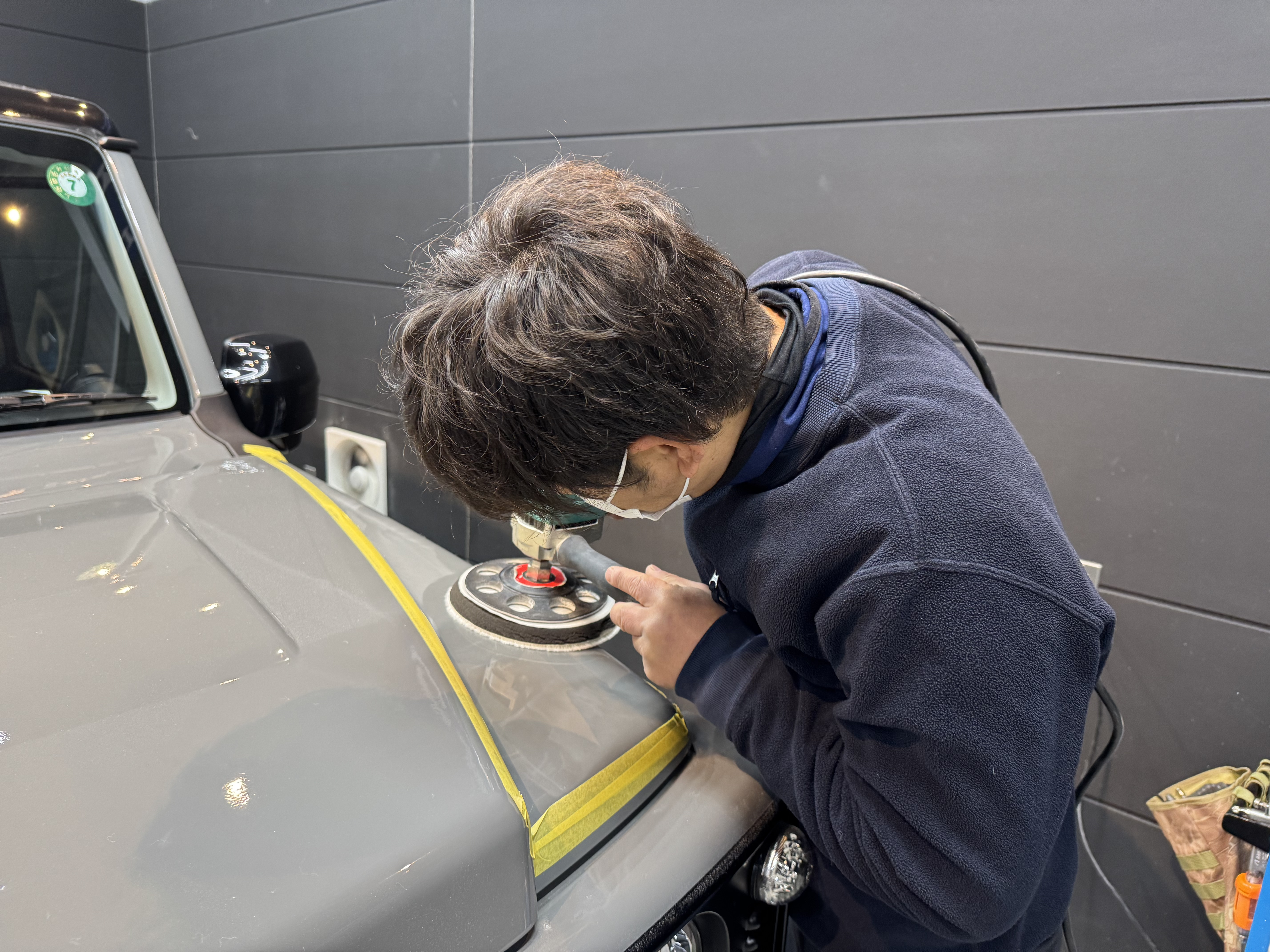 徳島市のカーコーティング専門店SOUPでボディを研磨する様子。プロの技術で下地処理を丁寧に行い、セラミックコーティングの密着性を最大限に向上。
