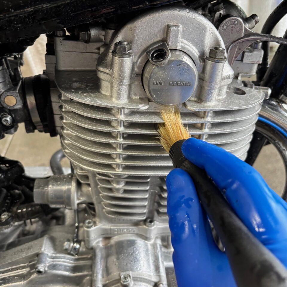 YAMAHA SR400バイクコーティング施工。徳島のカーコーティング専門店SOUPのセラミックコーティングがバイクを美しく長期間にわたり守ります。