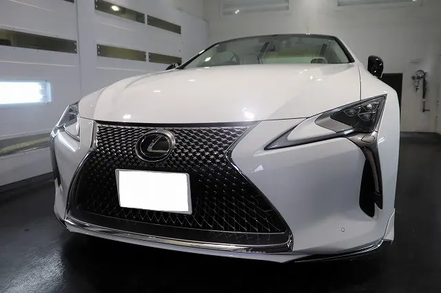 徳島県のお客様のレクサス GWZ100 LC500にコーティングメンテナンスを施工しました。コーティングのメンテナンスは、 レクサス GWZ100 LC500の美しさを保つために欠かせません。定期的なメンテナンスを行うことで、ボディガラスコーティングの効果を長期間維持し、塗装面を保護します。専用のメンテナンス剤を使用した洗車や、プロによる点検で、コーティング施工の持続性を高めましょう。ガラスコーティングのメンテナンスについてのご相談は、ぜひ当店にお任せください。