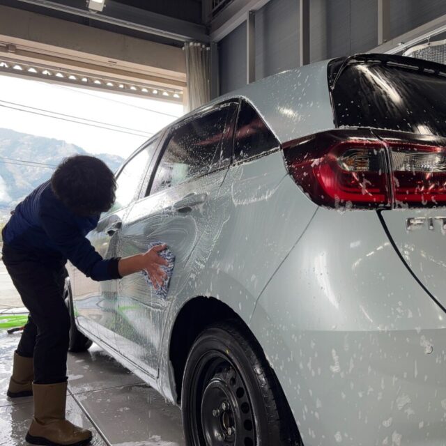 徳島県のカーコーティング専門店「SOUP」で、新車Honda Fit(ホンダ フィット)のボディ洗浄・細部洗浄作業中の様子。セラミックコーティング「SystemX Pro」の施工に向けて、細かな汚れを徹底的に除去し、最高の仕上がりを目指している。