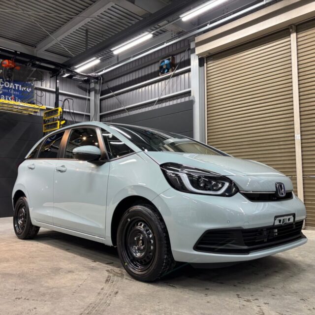 徳島県のカーコーティング専門店「SOUP」にて、セラミックコーティングSystemX Pro施工後の新車Honda Fit（ホンダ フィット）を撮影。艶やかなボディと透明感のある美しい仕上がりが際立つ一枚。