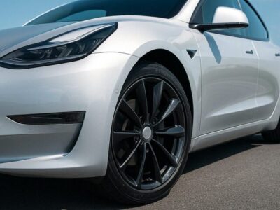 EV・PHEV車に装着された静音・低抵抗タイヤとホイールにセラミックコーティングが施された美しい足元の写真。電費効率と美観を両立する理想的なタイヤ選びのイメージ。